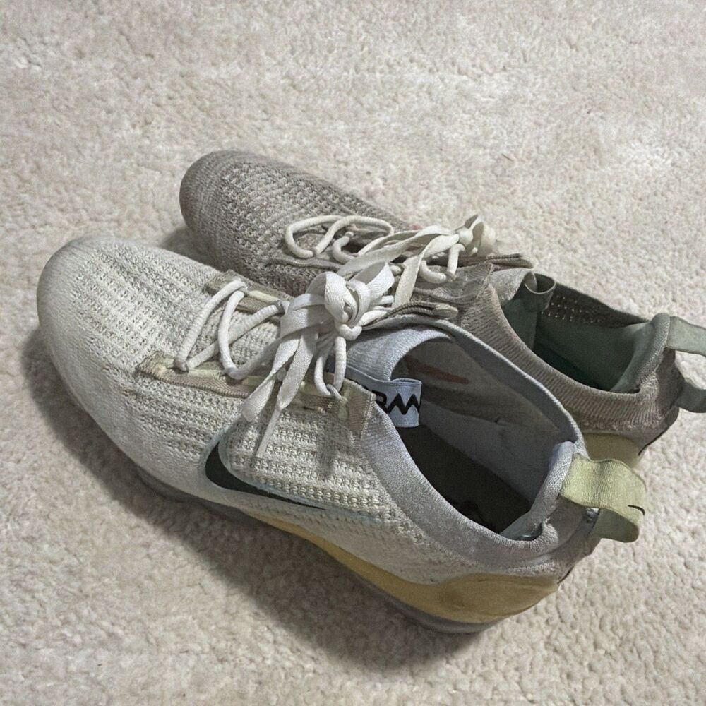 Mismatch Nike Vapormax size 7Y shoes style codes DQ7758-100 and DB1550-103
